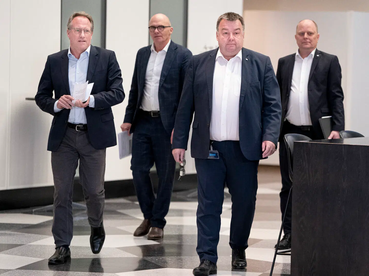 Dansk Industris adm. direktør Lars Sandahl Sørensen, viceadm. direktør Kim Graugaard, CO-Industris formand, forbundsformand Claus Jensen, samt CO-Industris næstformand, gruppeformand Mads Andersen (set fra venstre) ses her på vej til en pressebriefing, da overenskomstforhandlinger begyndte i Industriens Hus i København 4. januar. Nu er der en aftale på plads, som bliver præsenteret senere søndag.