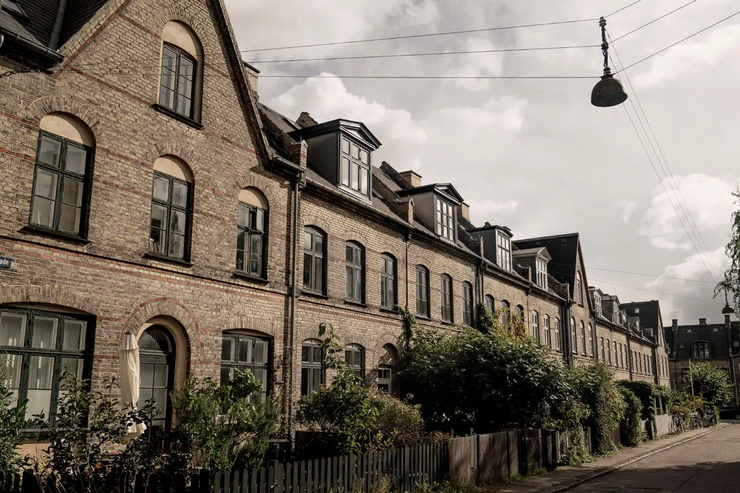 Salgspriserne på både huse, ejerlejligheder og sommerhuse fortsatte med at falde på landsplan i årets første måned. Men er priserne faldet nok til at kompensere for de stigende renter? Arkivfoto: Mathias Svold