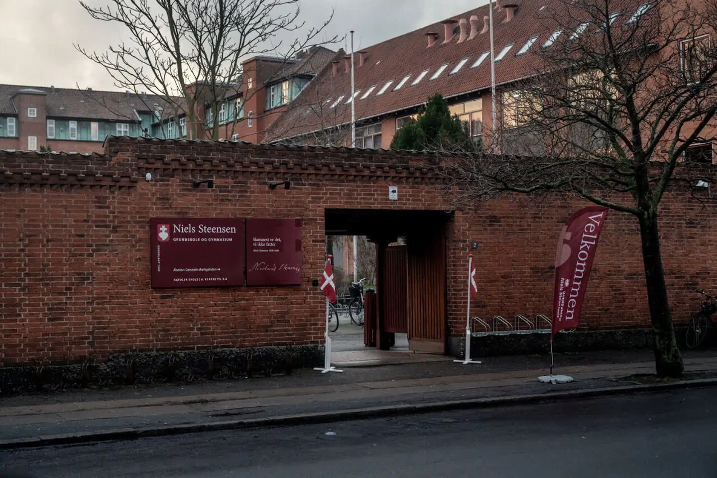 En magtfuld præst og rådgiver for selve den katolske biskop i Danmark fotograferede afklædt skolepige i smug, rørte ved en anden og belurede flere af pigerne i badet. Det skete alt sammen, mens hans var ansat på den private katolske skole Niels Steensens Grundskole og Gymnasium på Østerbro i København. Skolen har blandt andet sin egen kirke på grunden.