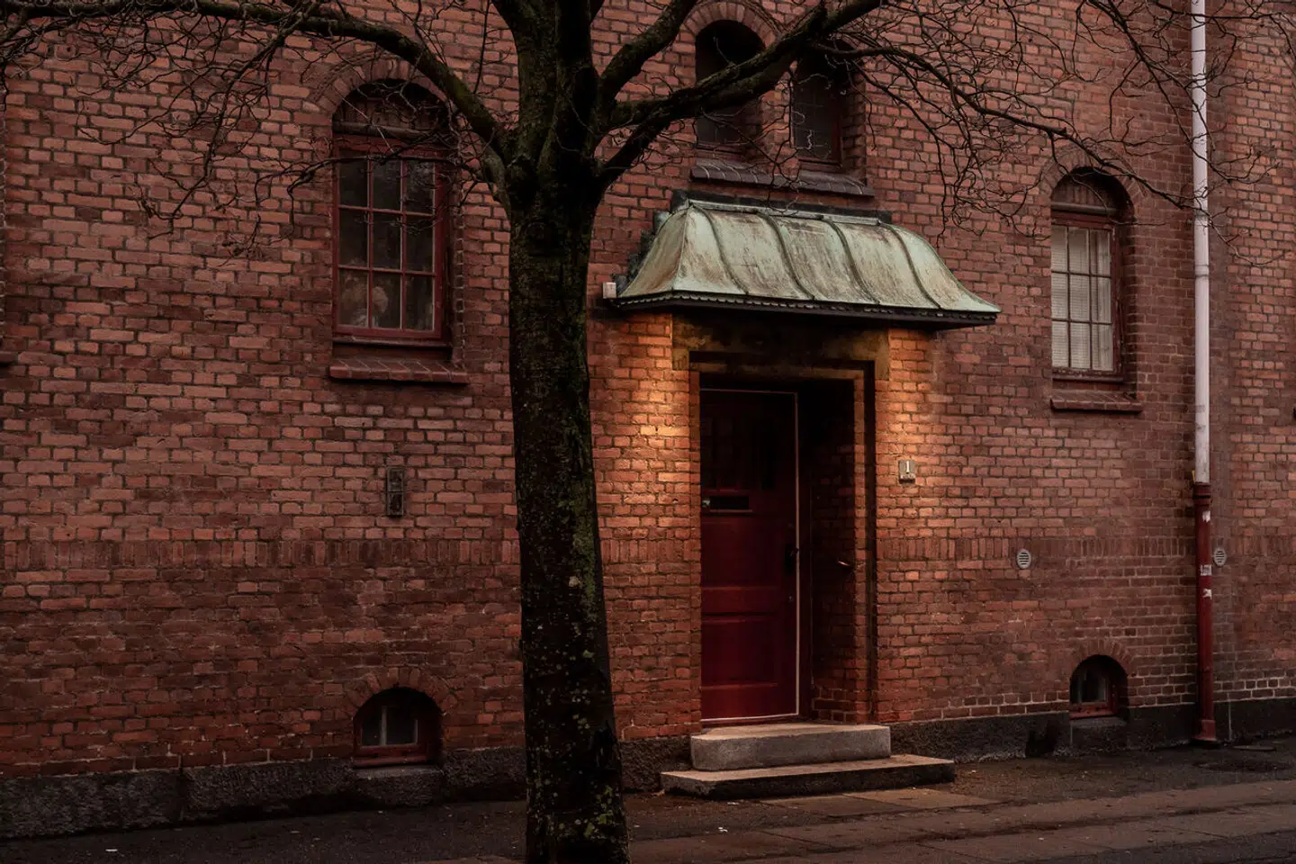 Forældre fra hele Storkøbenhavn har i generationer sendt deres børn på den katolske privatskole Niels Steensens Grundskole og Gymnasium. Det skyldes især skolens ry for et højt fagligt niveau. I 2017 ramte en alvorlig krænkelsessag skolen.