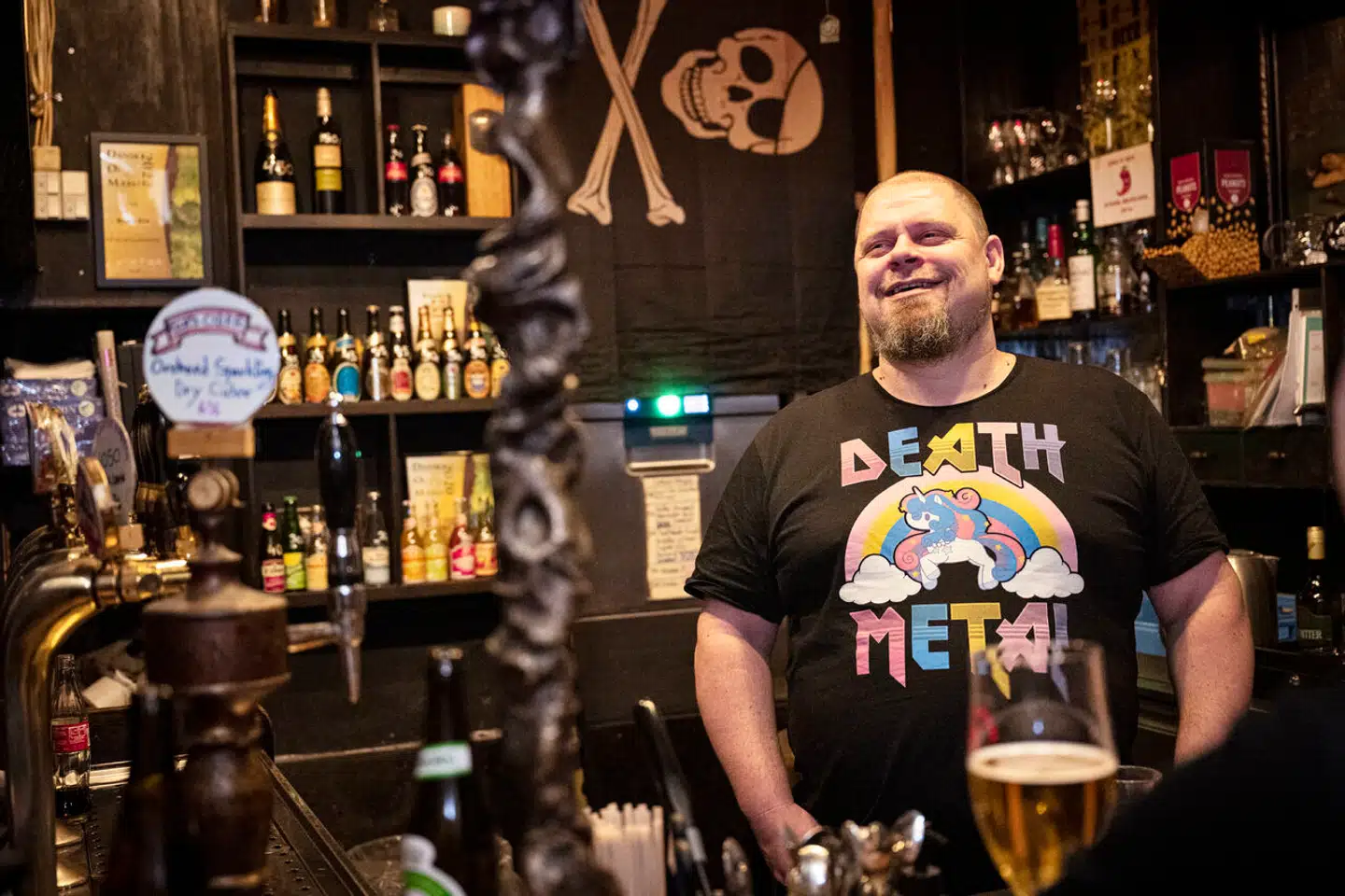 Ralf Larsen har valgt at uddanne sig til dørmand, så han selv kan varetage funktionen. Han står dog stadig bag baren – og ikke i døren – men skal nu have en medarbejder ved sin side.