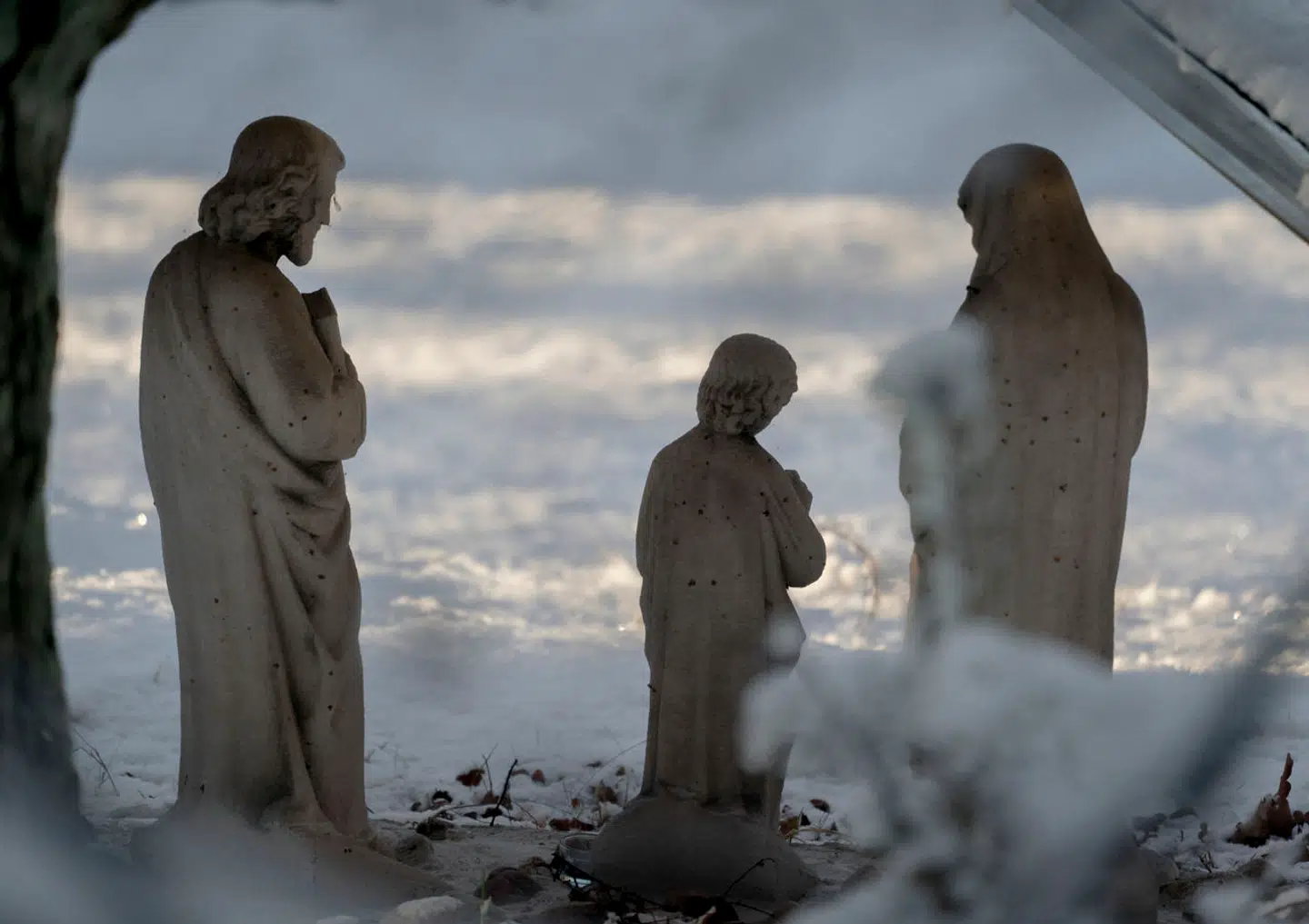 Rundt omkring på Feriehjemmet Klitborgs grund vidner symboler om den tætte tilknytning til den katolske kirke.