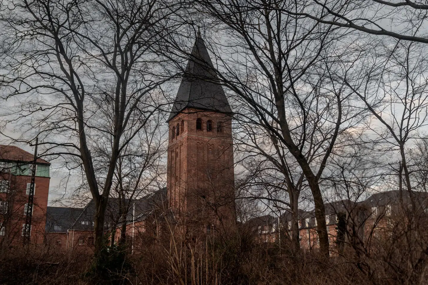 I 2018 fik præsten på den københavnske prestigeskole Niels Steensens Gymnasium en bøde for blufærdighedskrænkelser. I dag arbejder han i Polen.