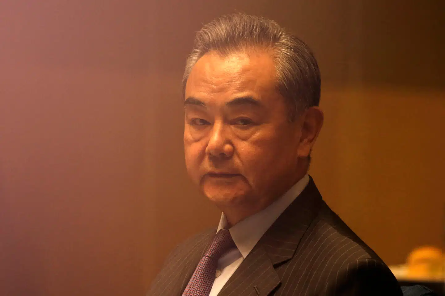 69 år, topdiplomat, medlem af Politbureauet og tidligere udenrigsminister. Mød Wang Yi, manden, der skal få europæerne til at sige »ja tak« til Kina.