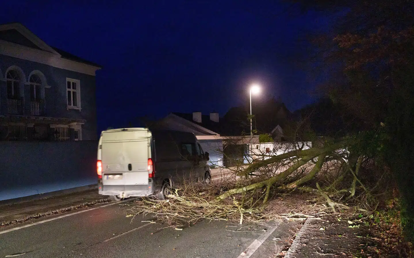 »Som situationen ser ud lige nu, vurderer vi, at det er nødvendigt at fraråde al unødvendig udkørsel. Hvis du allerede er taget afsted, så kør direkte og forsigtigt hjem, så snart du har mulighed for det,« siger vagtchef Lau Larsen i pressemeddelelsen. (Foto: Keld Navntoft Ritzau/Scanpix)