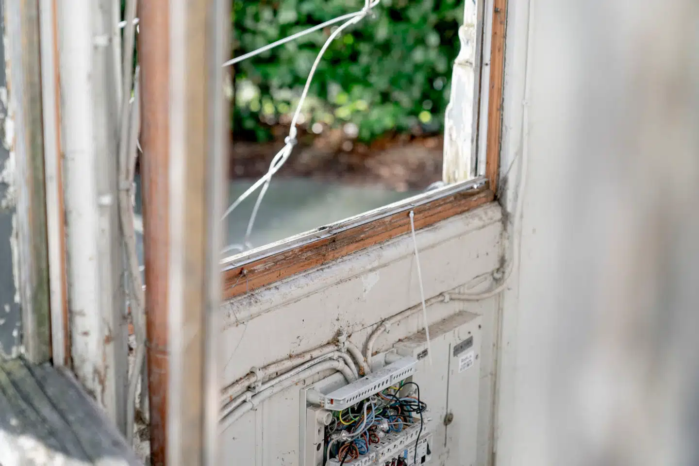 Indersiden af den gamle telefonkiosk i Absalonsgade er hårdt medtaget.