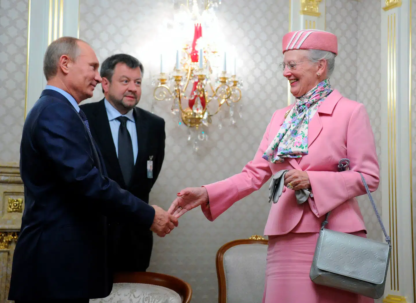 Dronningen hilste på Vladimir Putin, da hun i 2011 besøgte Rusland i officielt øjemed.