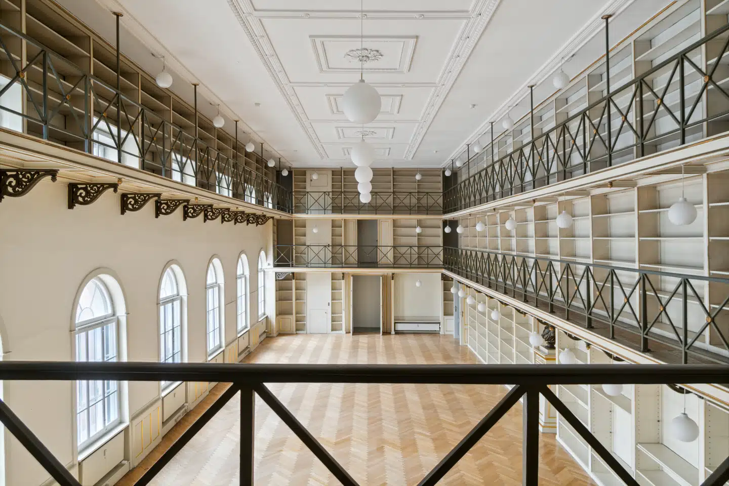 Ifølge sælger, statens ejendomsselskab Freja, husede ejendommen engang det tredjestørste bibliotek i Danmark efter Københavns Universitetsbibliotek og Det Kongelige Bibliotek, idet den oprindelige samling på adressen voksede fra 20.000 bøger til 30.000 bøger.