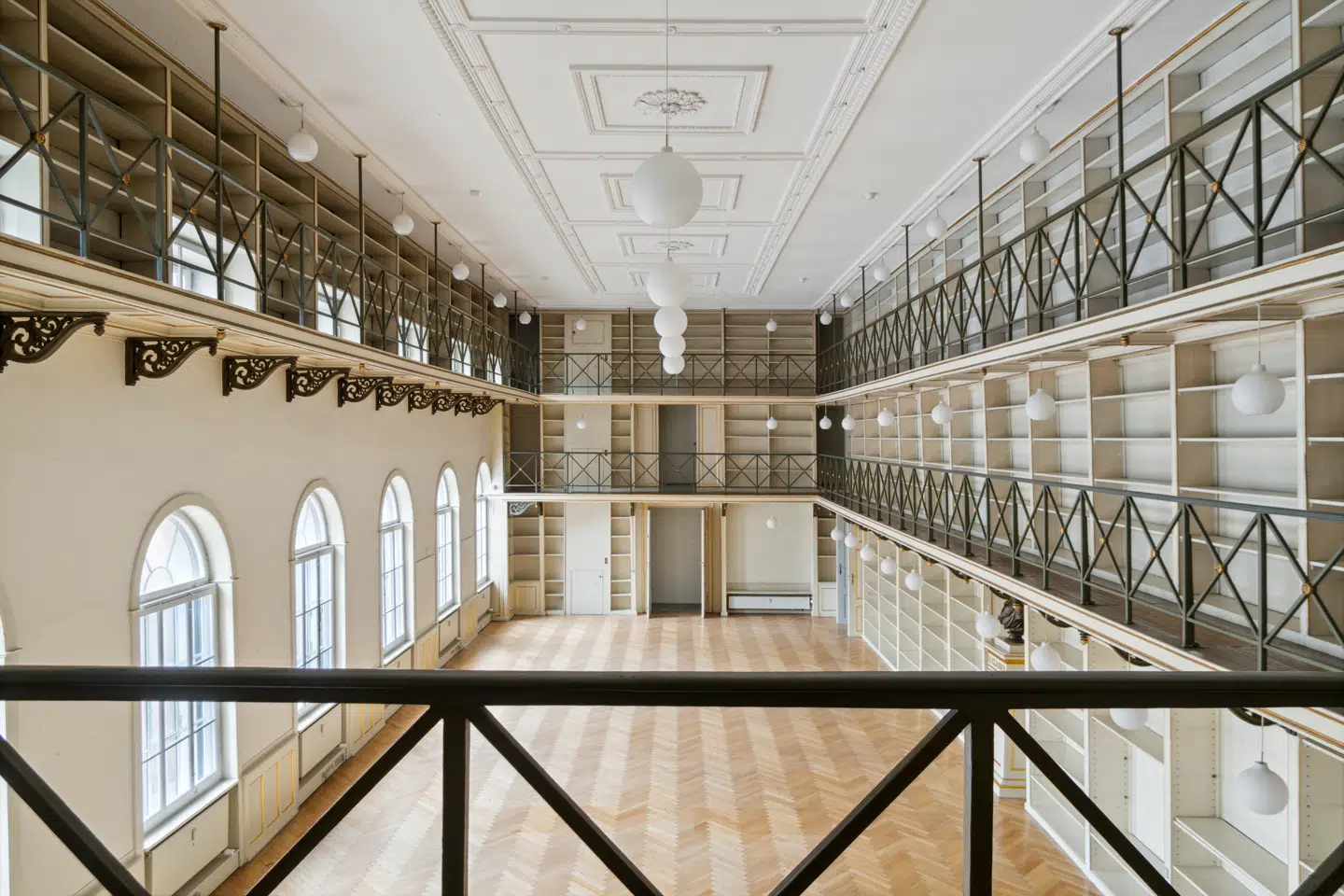 Ifølge sælger, statens ejendomsselskab Freja, husede ejendommen engang det tredjestørste bibliotek i Danmark efter Københavns Universitetsbibliotek og Det Kongelige Bibliotek, idet den oprindelige samling på adressen voksede fra 20.000 bøger til 30.000 bøger.