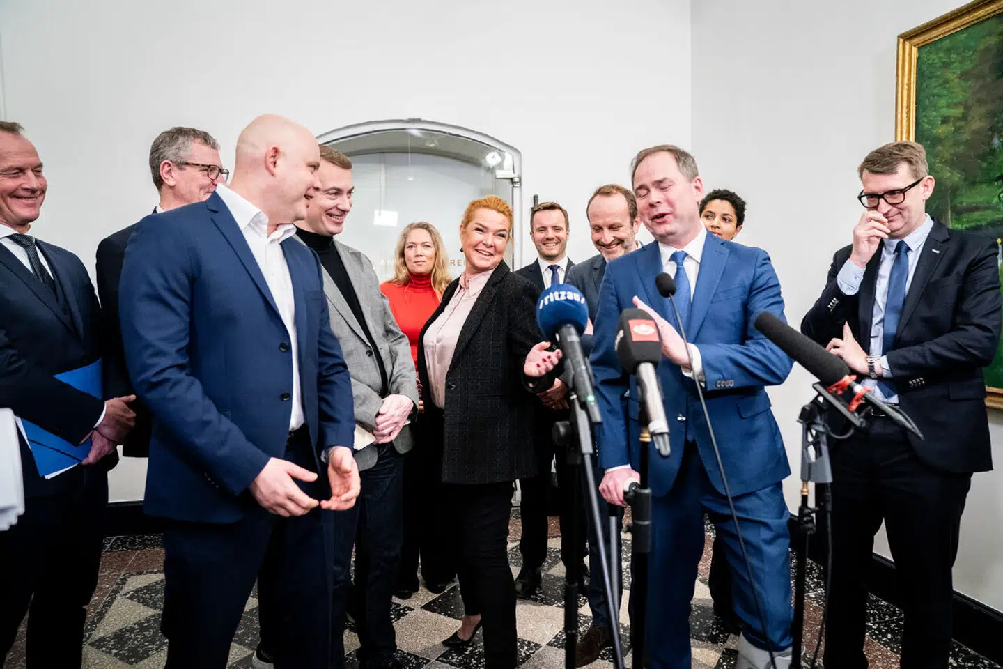 Hvis regeringen føjer højrefløjen i et spørgsmål om inflationshjælp for nogle hundrede millioner, har man i den grad bekendt kulør. Og den er sortere, end den er violet, skriver Andreas Gylling Æbelø.