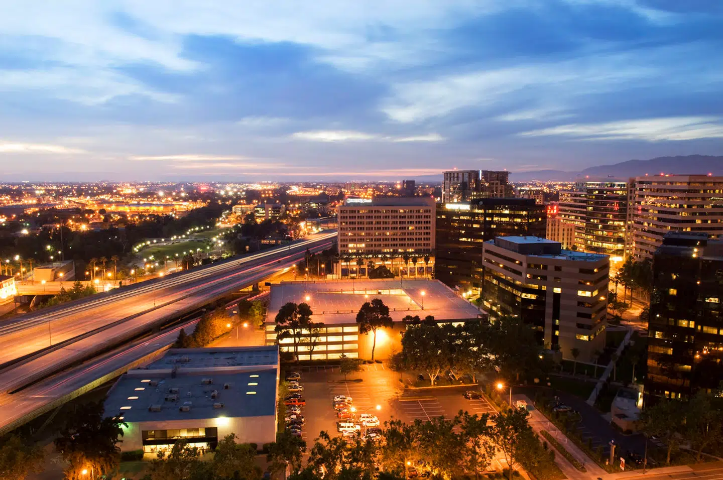 Mikrodosering på psykedeliske svampe vinder blandt andet frem i Silicon Valley. Her bruges stofferne ofte som præstationsfremmende midler. Der er i Danmark talrige eksempler på, at det kan gå grueligt galt, forklarer en læge.