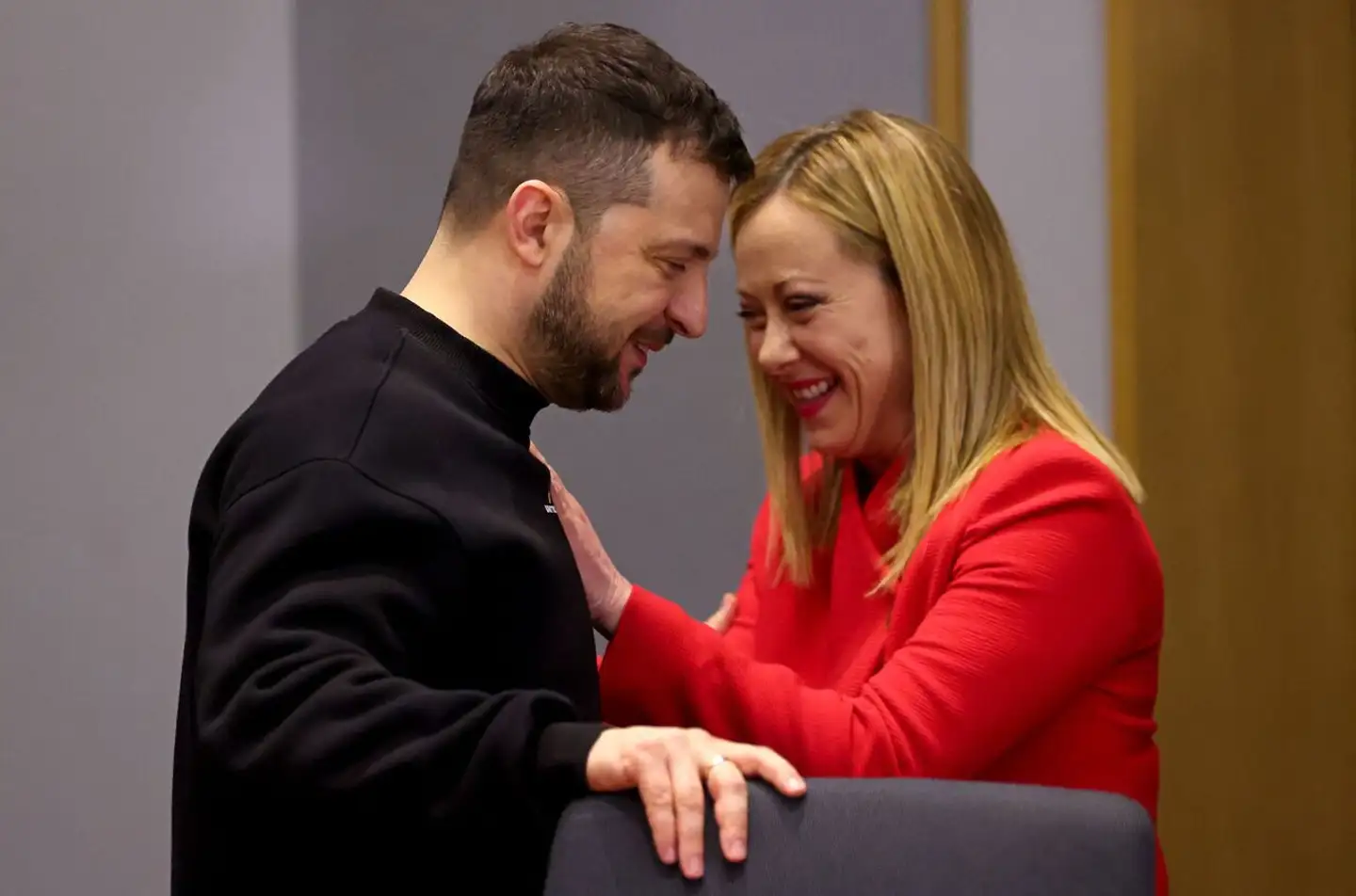 Ukraines præsident Volodymyr Zelenskyj og den italienske premierminister Giorgia Meloni mødtes kort under hans besøg i Bruxelles i forbindelse med sidste uges EU-topmøde.