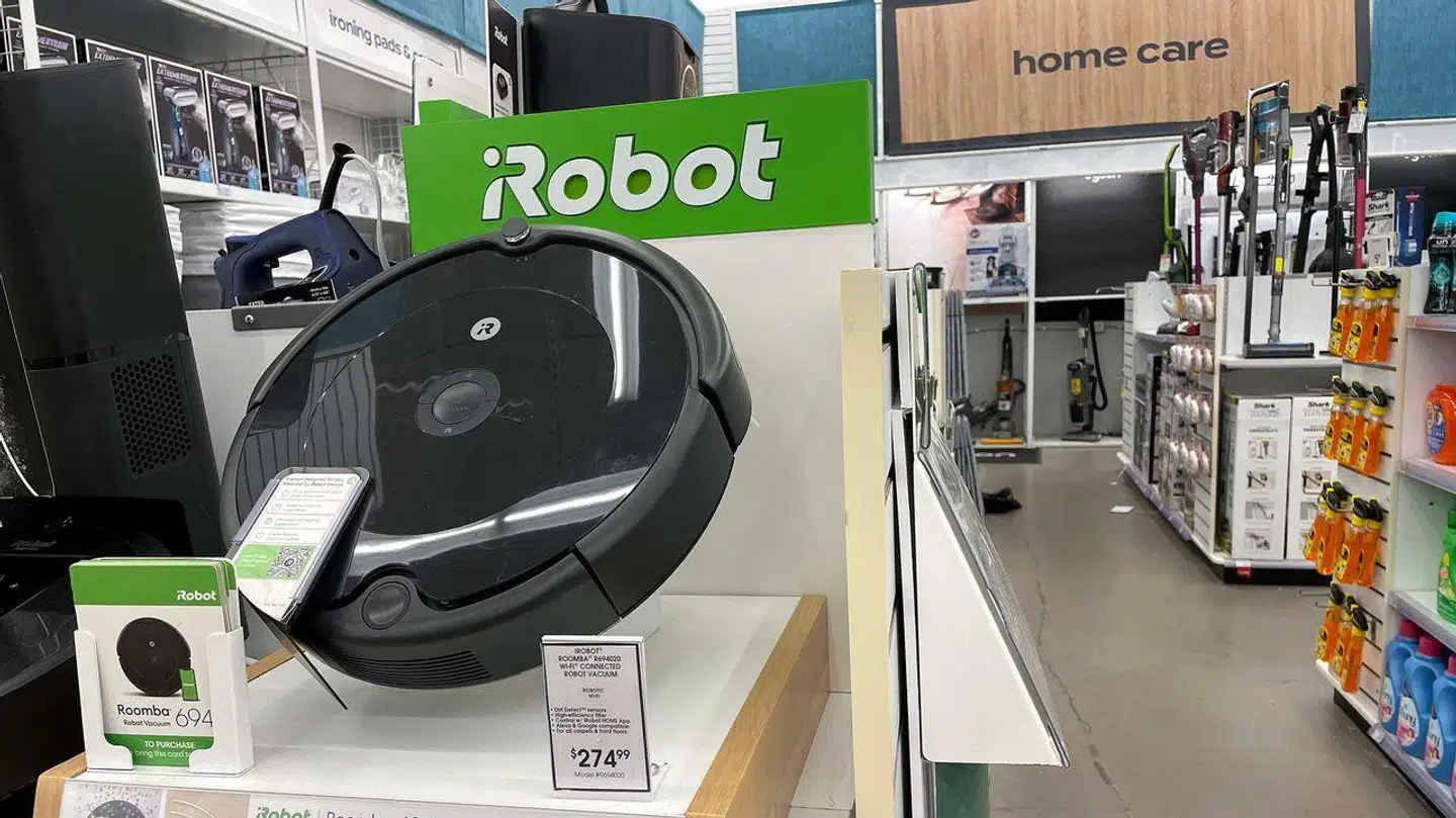 Roomba-robotstøvsugerne triller rundt i også mange danske hjem og gør rent. Men deres kortlægning og – for de nyeste modeller – deres kameraer skaber bekymring for privatlivets fred hos EUs konkurrencemyndigheder. Arkivfoto: Justin Sullivan/AFP/Ritzau Scanpix
