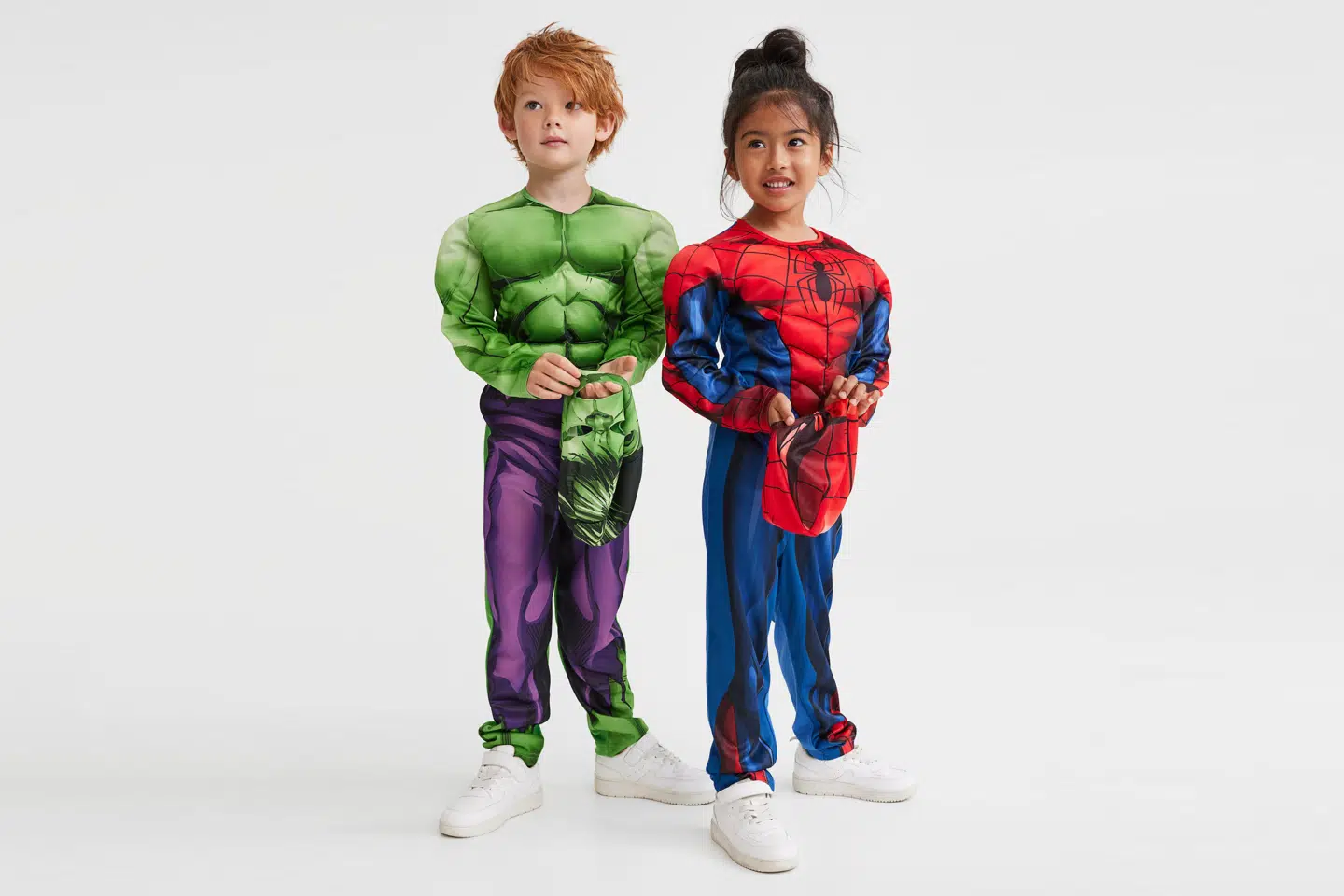 Det svenske tøjfirma Hennes & Mauritz viser på deres hjemmeside nu pigemodeller klædt ud som Spider-Man.