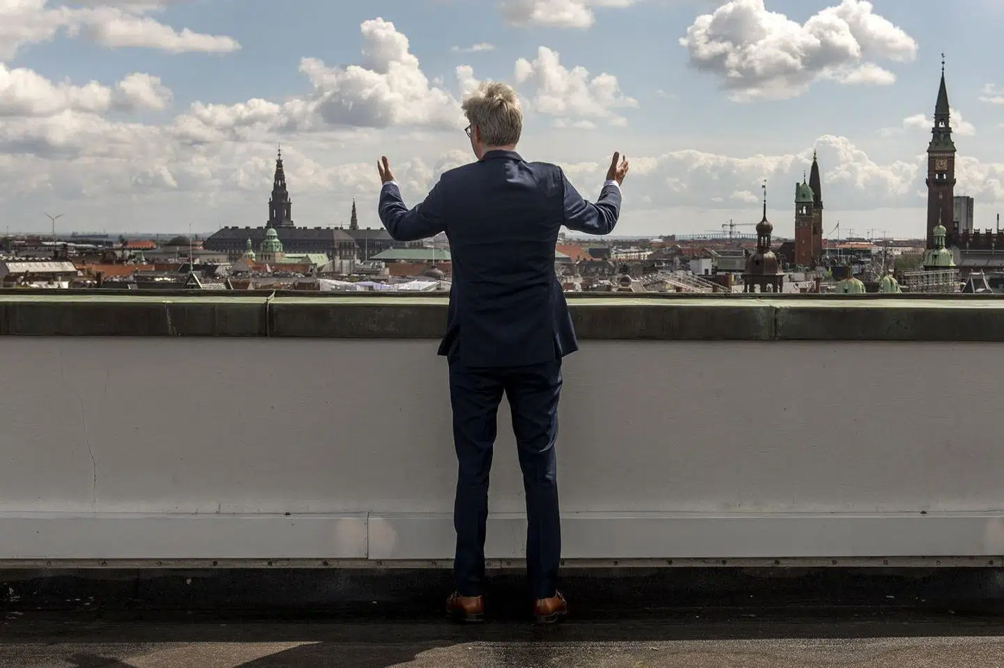 »Det virker, som om Pind mener, at demokrati er lig med valghandlingen, og at når folket har afgivet deres stemme og sammensat et folketing, der kan danne det fornødne parlamentariske grundlag for en bestemt regering, så skal folket ærbødigst trække sig tilbage og lade den udøvende magt regere landet i fred,« skriver Jacob Mchangama.