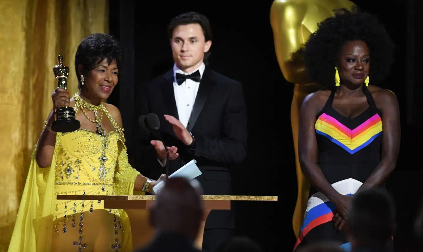 Kunstdebatten kommer hurtigt til at handle om alt andet end selve kunsten, når kvotekrav og matematisk repræsentation tager over, skriver Tom Jensen i denne leder. Der er kommet nye krav til mangfoldighed for og bag kameraet, hvis en film skal opnå en nominering i kategorien bedste film. Her takker instruktør Euzhan Palcy for sin æresoscar i 2022.