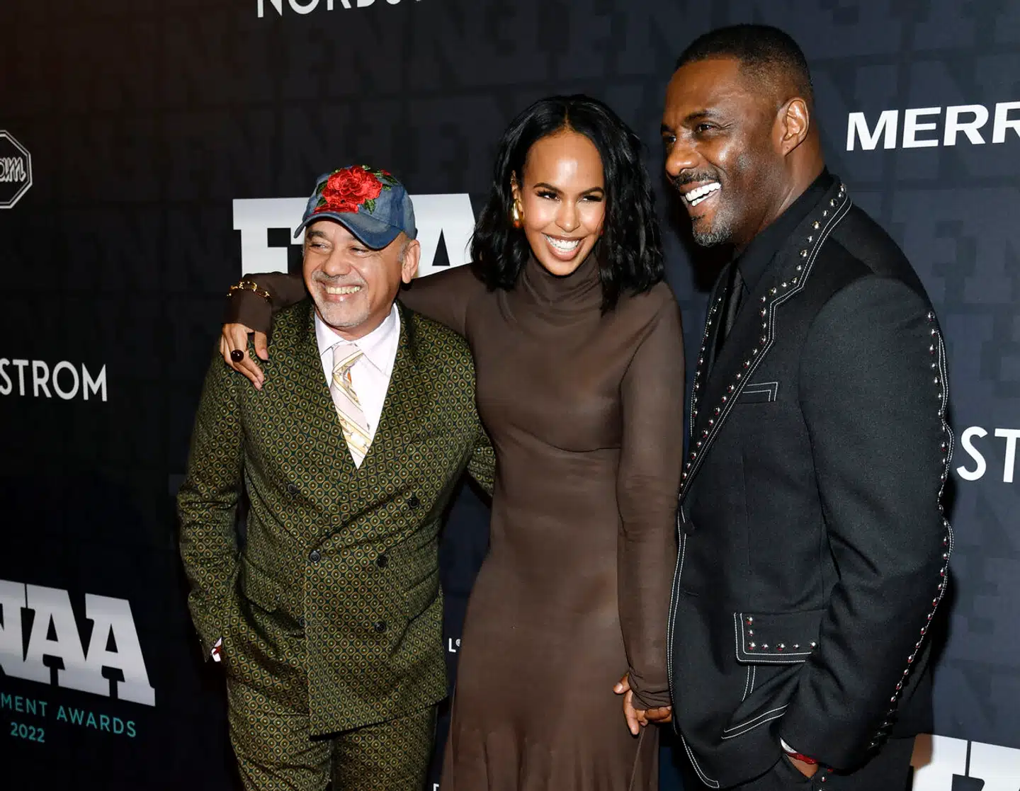 Idris Elba (yderst til højre) har i et interview erklæret, at han ikke længere vil kalde sig selv »sort skuespiller«. på billedet deltager han i en prisuddeling i New York sammen med sin hustru Sabrina Dhowre Elba og designeren Christian Louboutin.