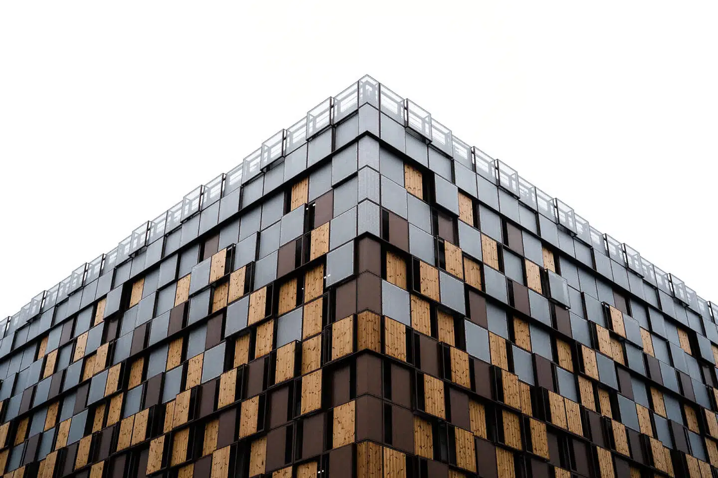 Med en grå decemberdag som baggrund ser det ud, som om huset gradvist opløser sig mod himlen.