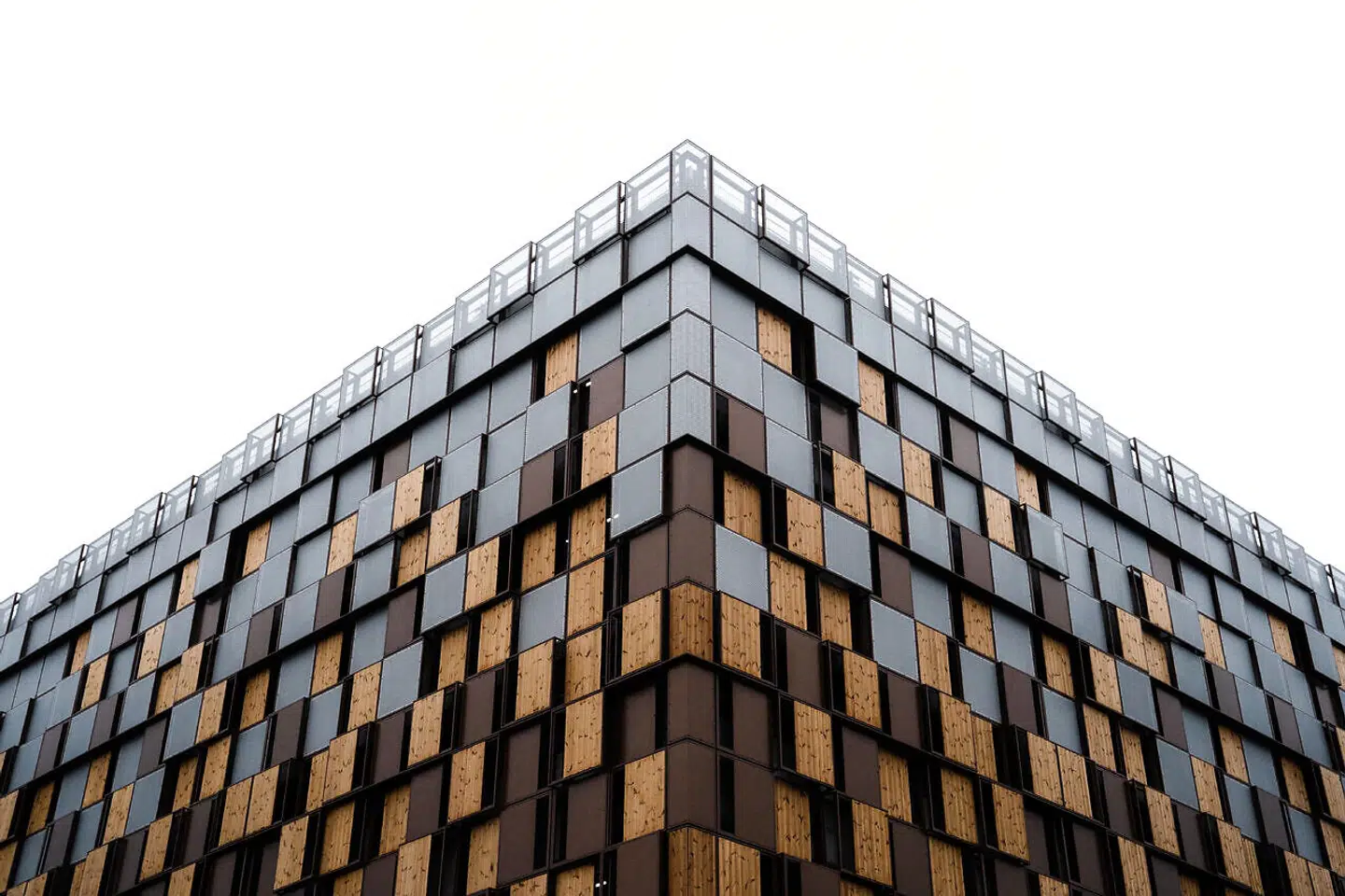 Med en grå decemberdag som baggrund ser det ud, som om huset gradvist opløser sig mod himlen.