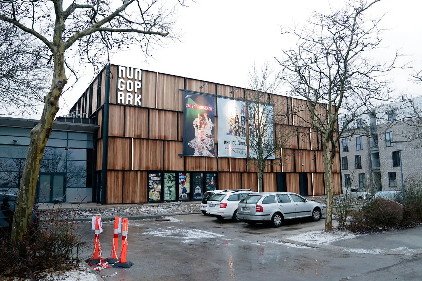 De lodrette lysbånd mellem rammerne skal virke som sprækker, hvorigennem man kan ane noget af den glimtende teatermagi, der udspiller sig inde i den træbeklædte rammekasse.