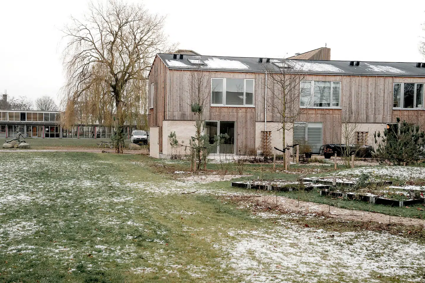 De smalle »togvognslænger« giver nogle gennemlyste boliger, der opleves både venlige og velfungerende.