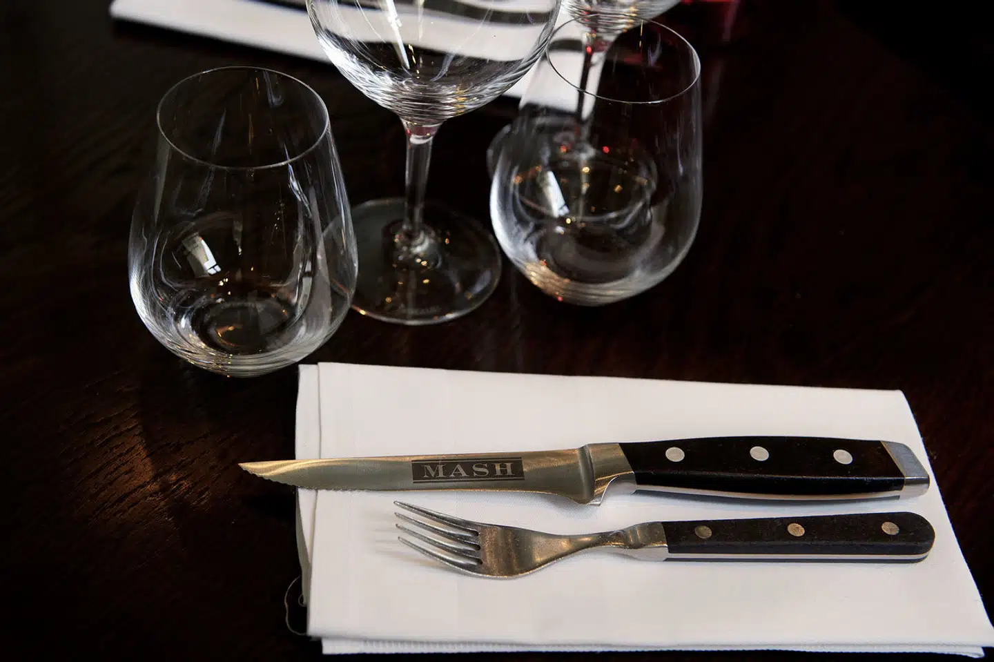 Ansatte på spillestederne Amager Bio og BETA har besøgt restauranten MASH tre gange fra 2018-2022 og fået besøgene betalt af Københavns Kommune. To af besøgene var i Bredgade i København. Det tredje var i Aarhus. I forbindelse med de tre besøg har ansatte fra spillestederne blandt andet købt og fået betalt dyr rødvin, pilsnere og kvalitetskød såsom kobekød.