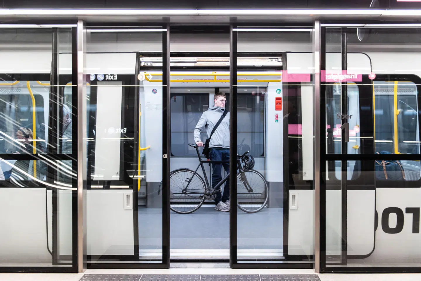 »Hvorfor tage kampen, når man kan tage metroen?« spørger Metroselskabet i en ny reklame, der kører på sociale medier og bannere vinteren igennem.