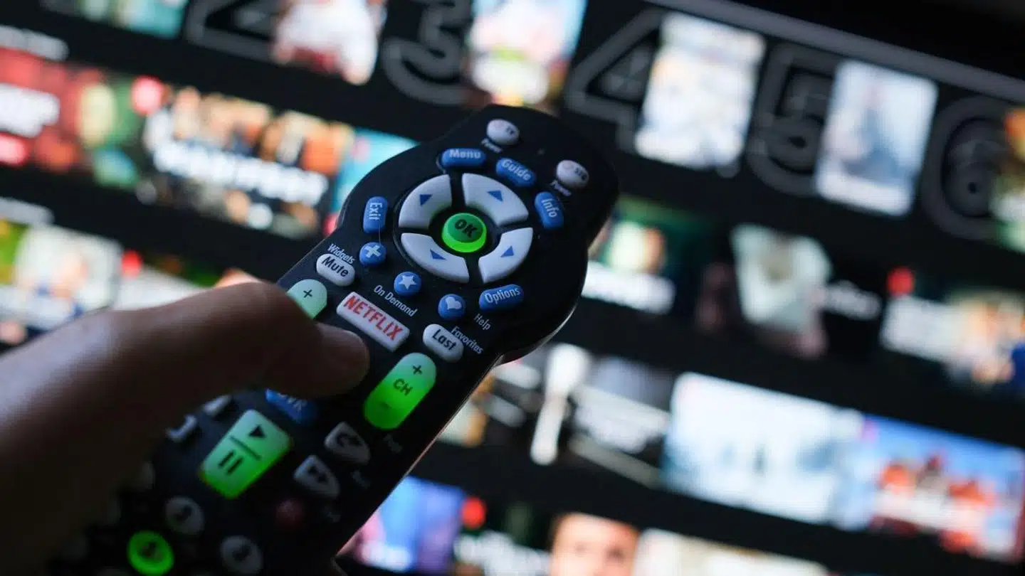 Selvom tunge ekspertere vurderer det modsatte, holder Skatteministeriet fast i, at Danmark er nødt til at lægge moms på tv-abonnementer og dermed udløse en månedlig ekstraregning til alle tv-seerne, som ikke får noget ekstra for pengene. Staten skal bruge det trecifrede millionbeløb til Kriminalforsorgen.