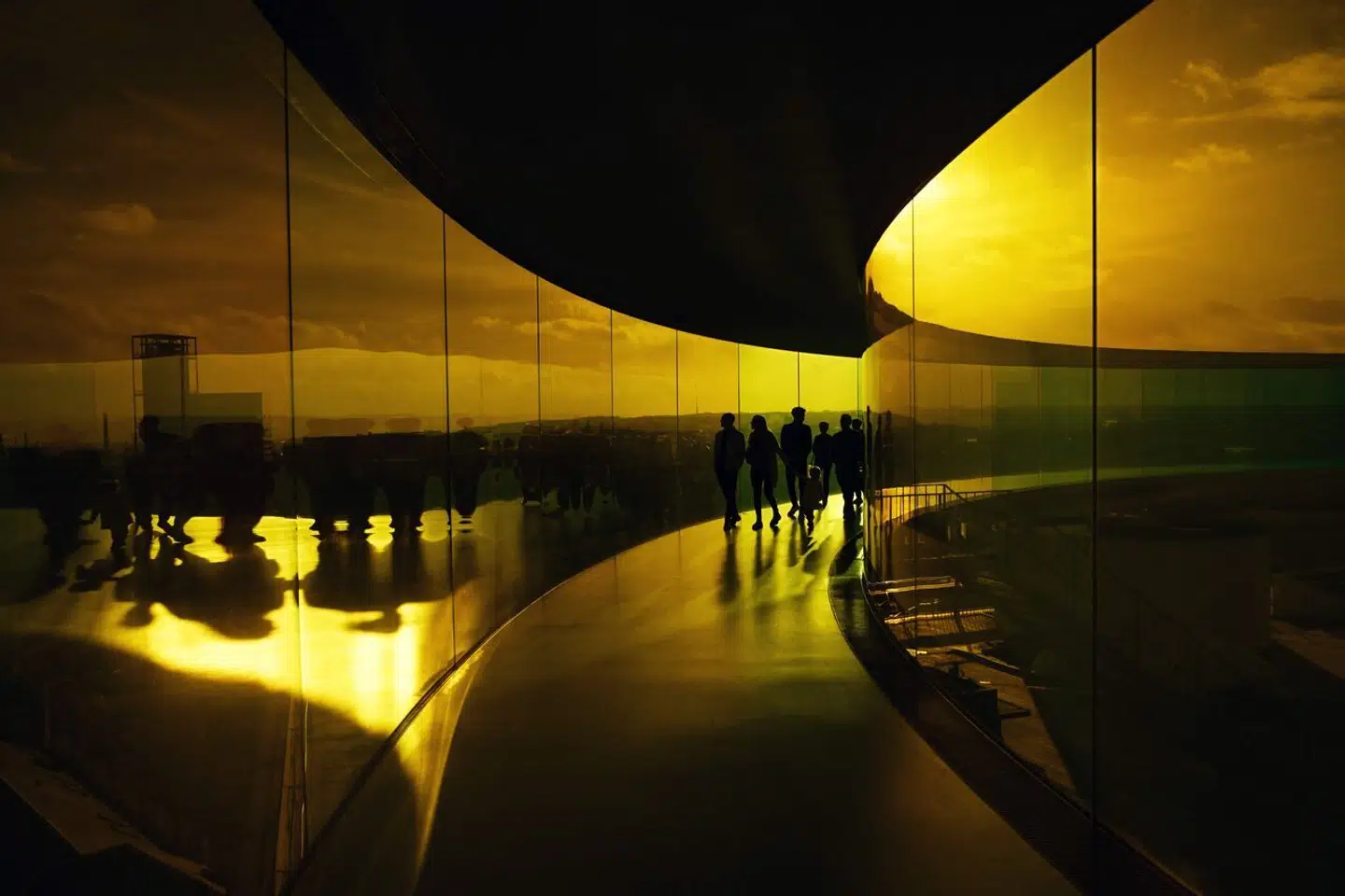 Kunstmuseet ARoS i Aarhus er et af landets store kunstmuseer. En ny museumsreform skal sikre en bedre sammenhæng mellem museernes mange opgaver og de tilskud, de modtager fra staten og kommunerne. Billedet viser kunstneren Olafur Eliassons permanente kunstværk, »Your rainbow panorama«, på toppen af museet.