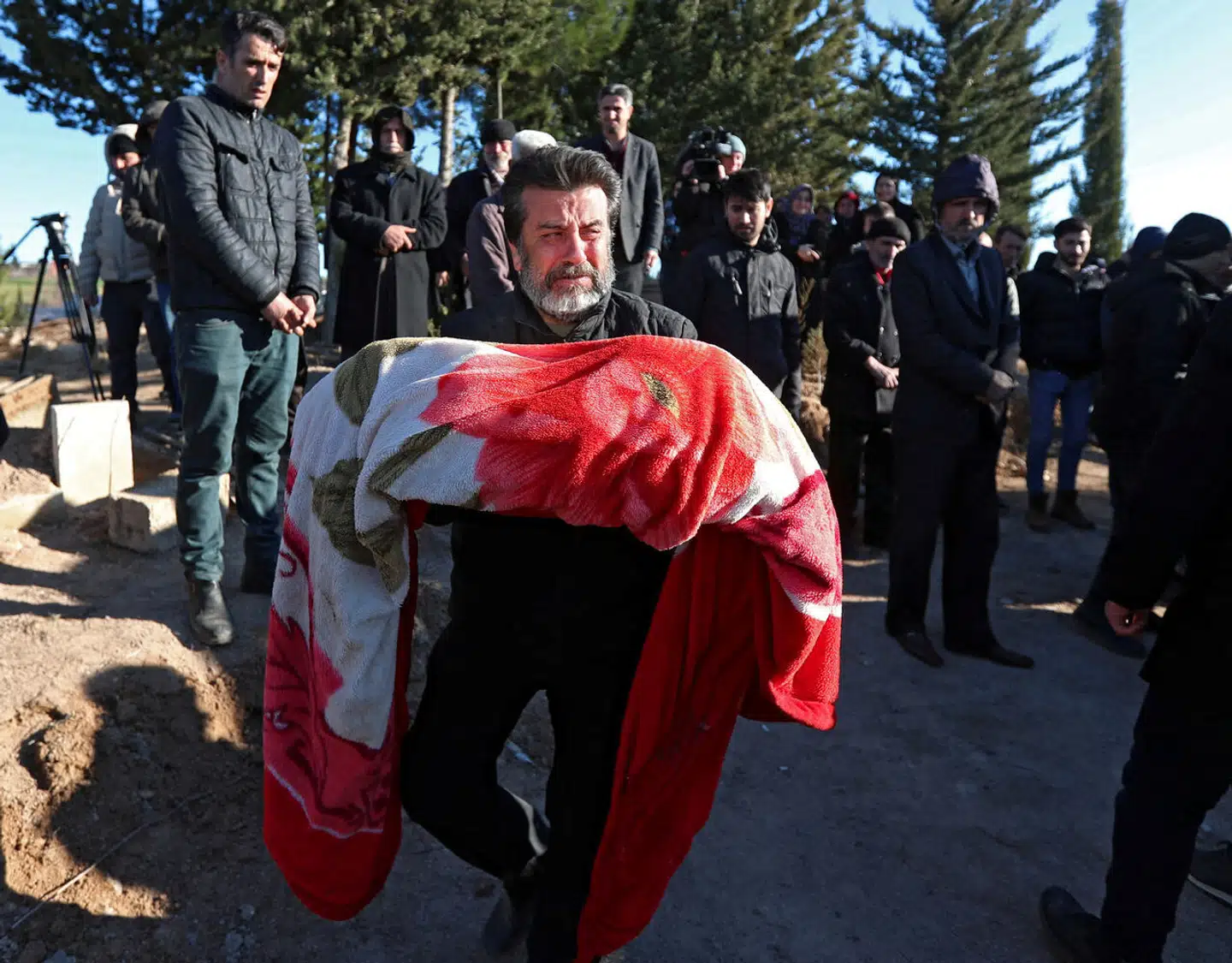 De mange dødsfald som følge af sidste uges jordskælv i Tyrkiet har betydet, at man har været nødt til at forkorte begravelsesritualerne betragteligt.