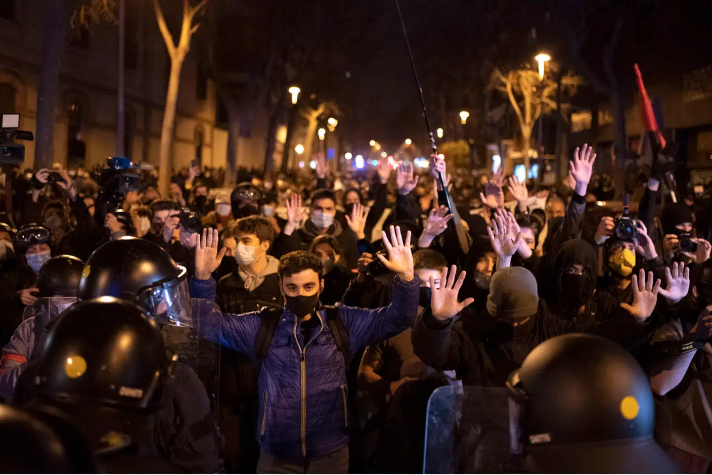 Barcelonas autonome miljø melder sig under fanerne, hver gang der er lejlighed til at udfordre den spanske stat. Her gælder det protester over fængslingen af rapperen Pablo Hasél, der er dømt for dødstrusler mod ekskong Juan Carlos og hyldest til terrorisme.