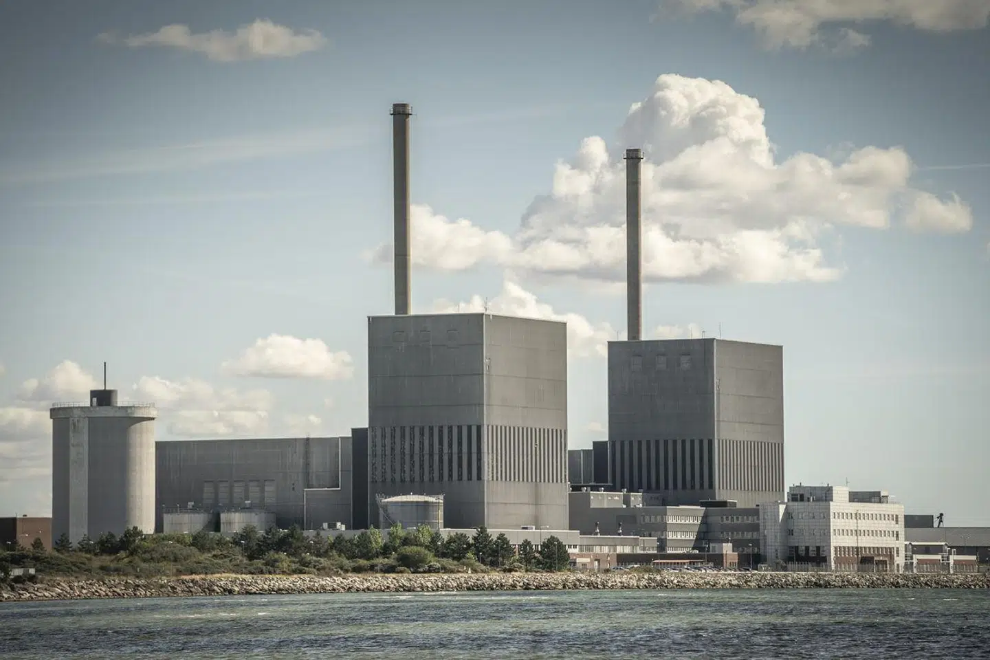 »Løsningen er atomkraft. Det er den mest effektive CO₂-fri energikilde overhovedet. Skal vi have samme energiproduktion via vindmøller, skal 57 procent af Danmark, svarende til Jylland, plastres til med vindmøller,« skriver Jesper Adler.