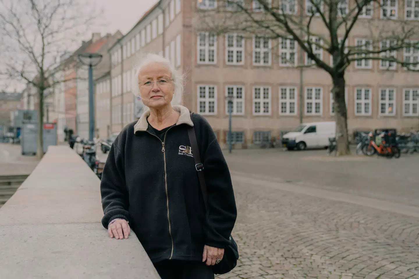 Lilian Sølbeck har boet på Gammel Strand i 25 år og har set alle de forandringer, der er kommet. Nu er hun bekymret for, hvad der skal ske med gaden og pladsen