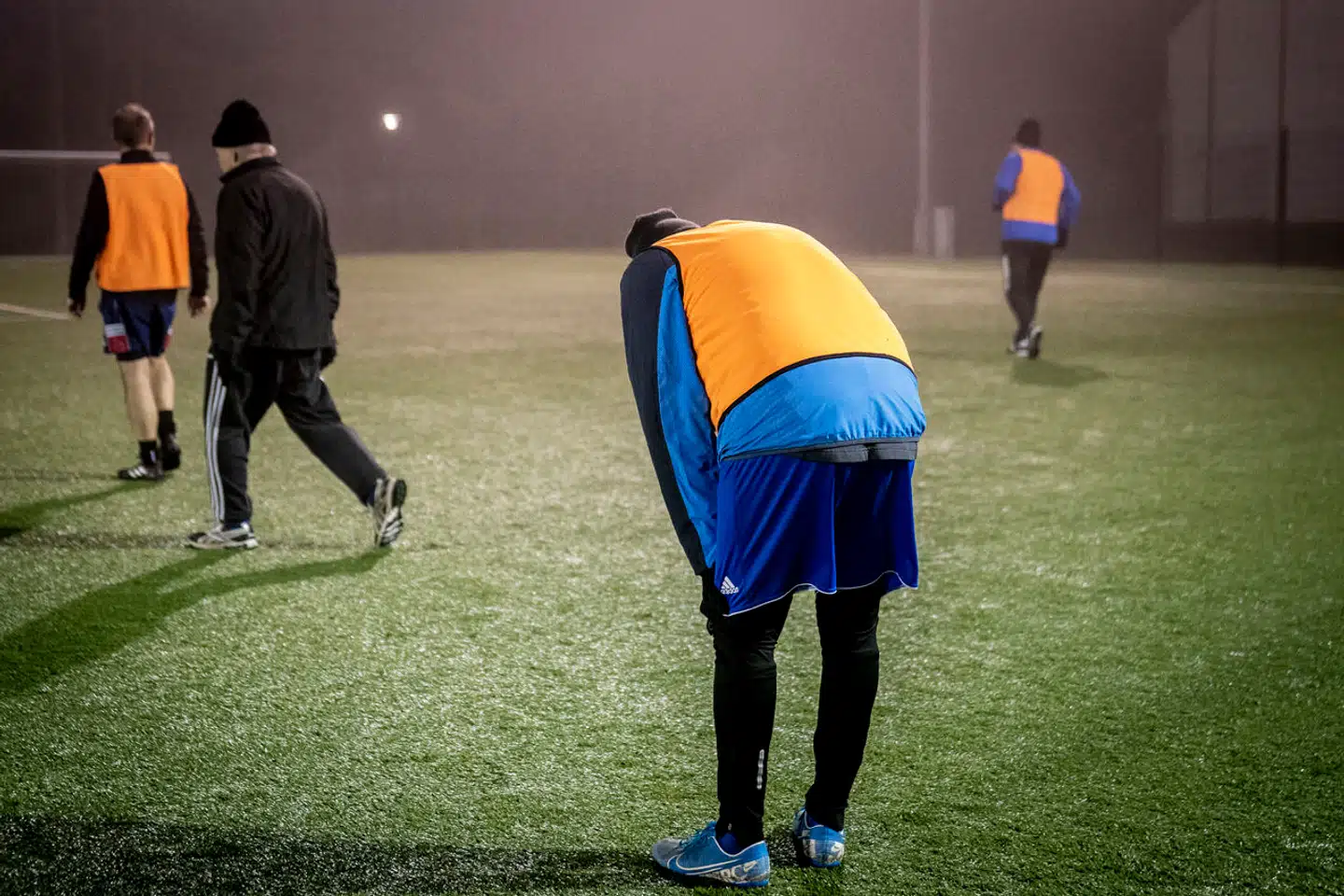 Det kan føles uoverskueligt at deltage i sociale aktiviteter, hvis man føler sig udkørt. Men ifølge overlæge Nanna Eller er det godt, hvis man »for eksempel holder fast i at gå til oldboysfodbold«.