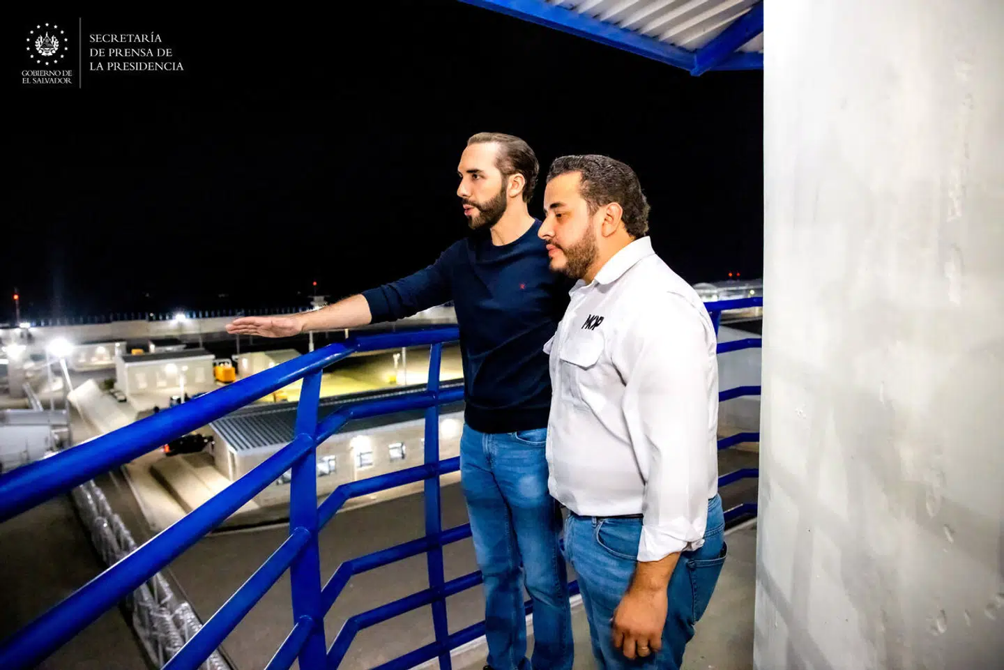 El Salvadors præsident Nayib Bukele (t.v.) inspicerer sit nye kæmpefængsel ledsaget ministeren for offentlige arbejder, Romeo Rodríguez.