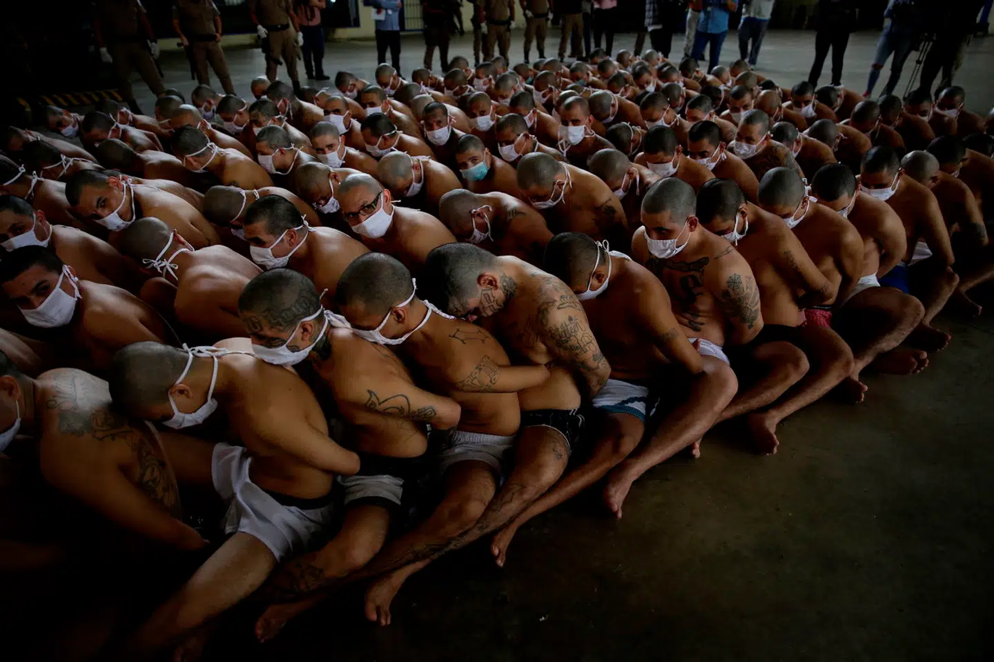Præsident Bukeles kritik af de indtil for nylig luksuriøse afsoningsforhold i El Salvadors fængsler er en sandhed med modifikationer. Her bliver bandemedlemmer linet op til gruppefoto i 2020.