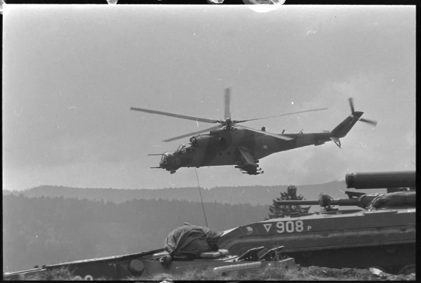 En militær øvelsen ved det militære træningsområde Boletice i det sydlige Bøhmen i 1988, hvor den tjekkoslovakiske folkehær bruger enn Mil MI-24 helikopter. Denne helikopter er ikke den, som er på museet i Slagelse. Foto: CTK via AP Images 1988.