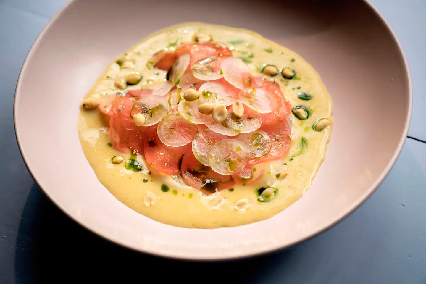 Tiradito-ceviche på råmarineret hvidfisk: en klassiker i det japansk-peruanske nikkeikøkken.