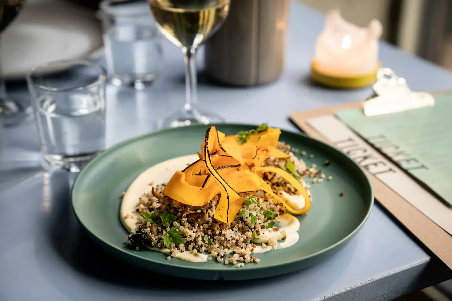 Hokkaidogræskar og quinoa i en cremet sauce på fløde og syltede østershatte.