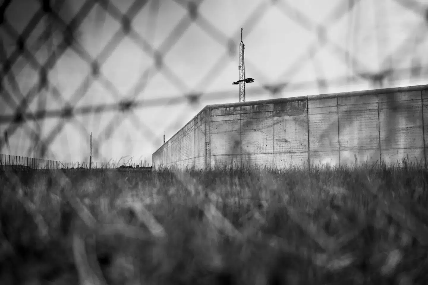 »Resultaterne taler tydeligt: På ti år har Holland lukket 29 ud af 59 fængsler. Belægningen på de resterende 30 fængsler er næsten halveret. Og vigtigst: Kriminaliteten er ikke steget,« skriver Zenia Stampe.