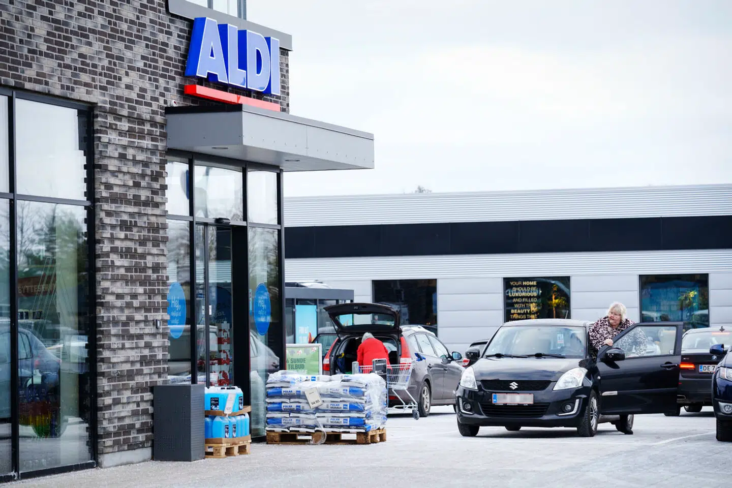 Den tyske discountkæde Aldi er ved at lukke i Danmark og får nu solgt endnu 16 af sine forretninger.