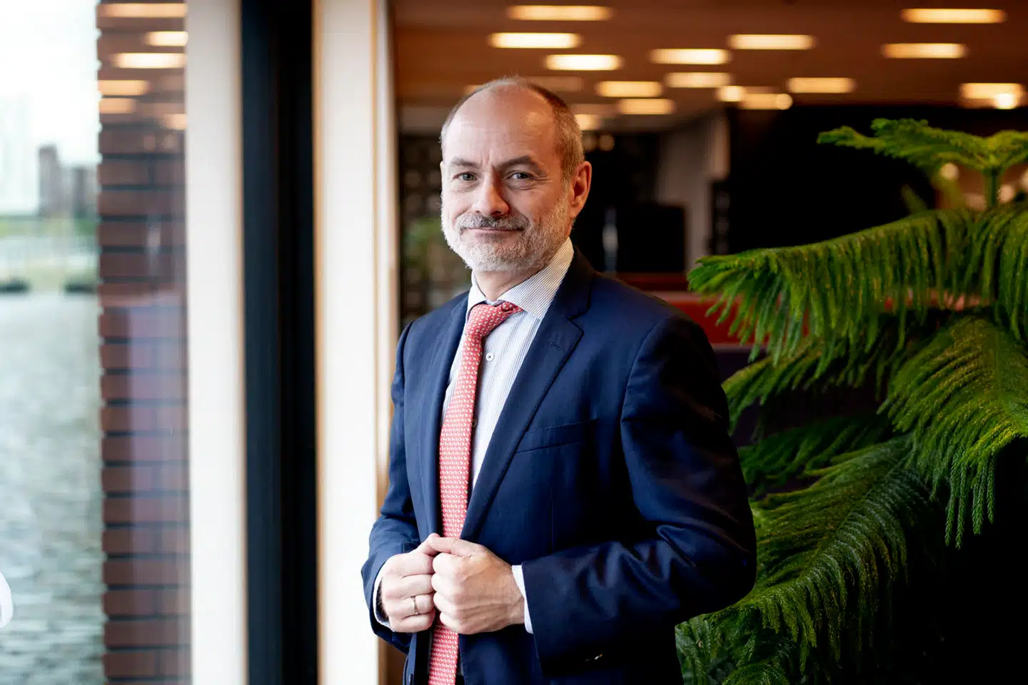 I lang tid har inflationen peget opad, men nu spår cheføkonom og vicedirektør i Nationalbanken Thomas Harr, at vi skal til at se den anden vej. I år og næste år er der udsigt til lavere inflation, men der er også nogle risikofaktorer, der kan slå udviklingen i stykker. Det fremgår af ny analyse fra Danmarks Nationalbank.