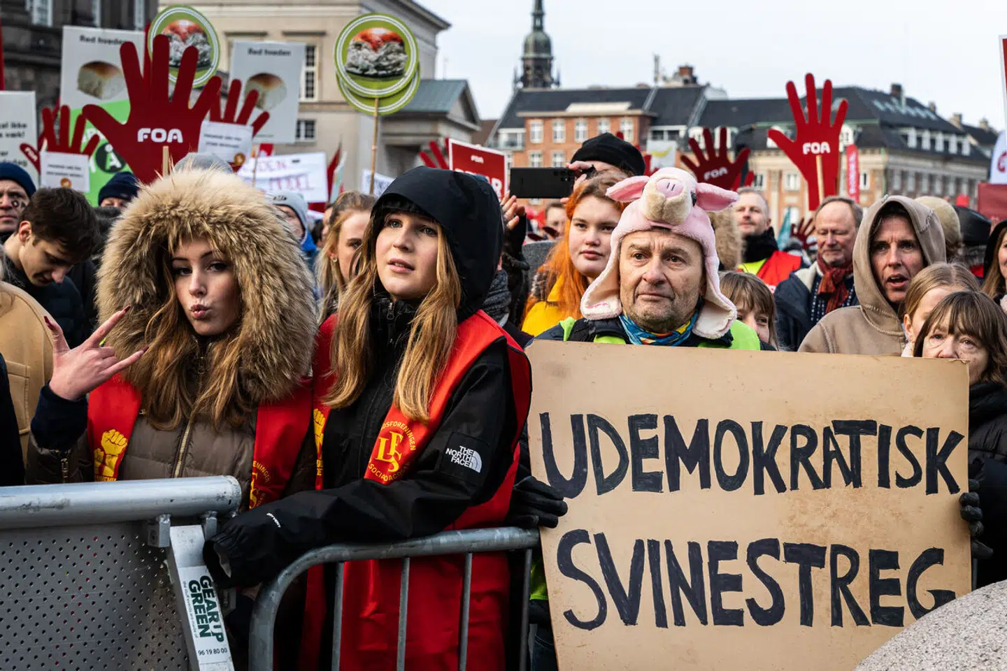 »Dengang bedrev man indkomstpolitik på Christiansborg, der resulterede i en vedvarende pris-løn-spiral, der både var skidt for lønmodtagernes realløn og for dansk erhvervslivs konkurrenceevne,« skriver de tre skribenter med henvisning til 1970ernes politiske indblanding i aftalemodellen på arbejdsmarkedet.