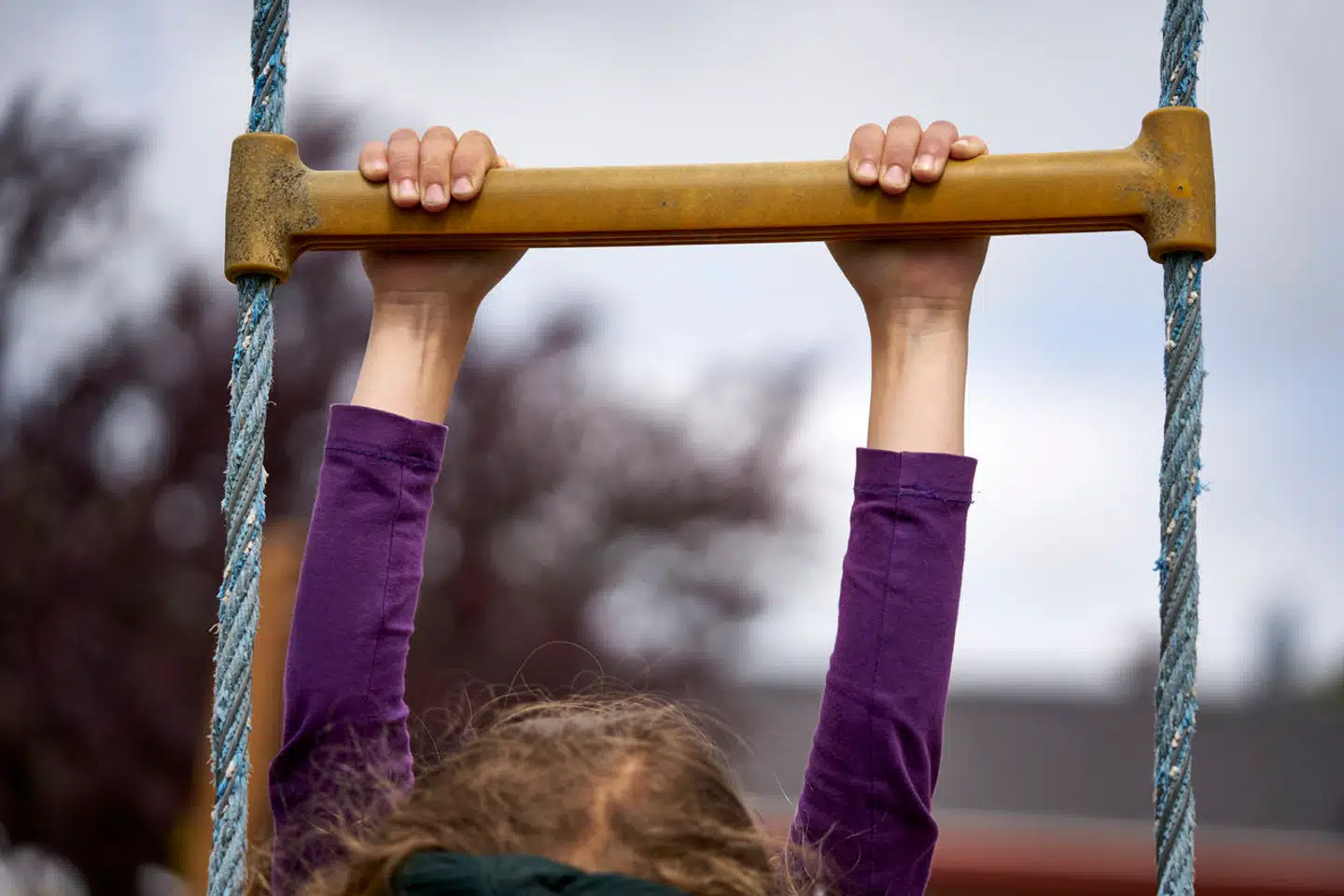 »En besked fra det famøse Aula med ordene 'Vi er hårdt ramt af sygdom' og vupti, så er vi fanget i en mystisk twilight zone, hvor forvirring og frustration, men også sympati, gør, at vi ender med at tage fri fra vores job for at hjælpe daginstitutionen med personaleproblemer,« skriver Ali Aminali.