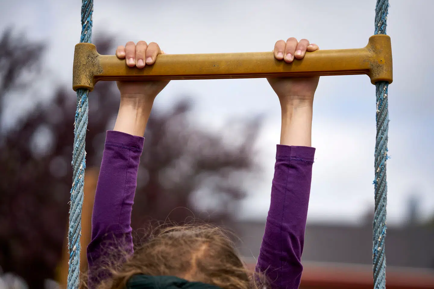 »En besked fra det famøse Aula med ordene 'Vi er hårdt ramt af sygdom' og vupti, så er vi fanget i en mystisk twilight zone, hvor forvirring og frustration, men også sympati, gør, at vi ender med at tage fri fra vores job for at hjælpe daginstitutionen med personaleproblemer,« skriver Ali Aminali.