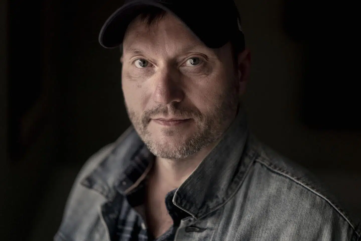 »Selvom Lars Boje Mathiesen og hans konspirationsteoretiske venners ideer er latterlige, er der ikke meget at grine af. Det er absolut usjovt at være blandet ind i en konspirationsteori,« skriver Ida Auken.