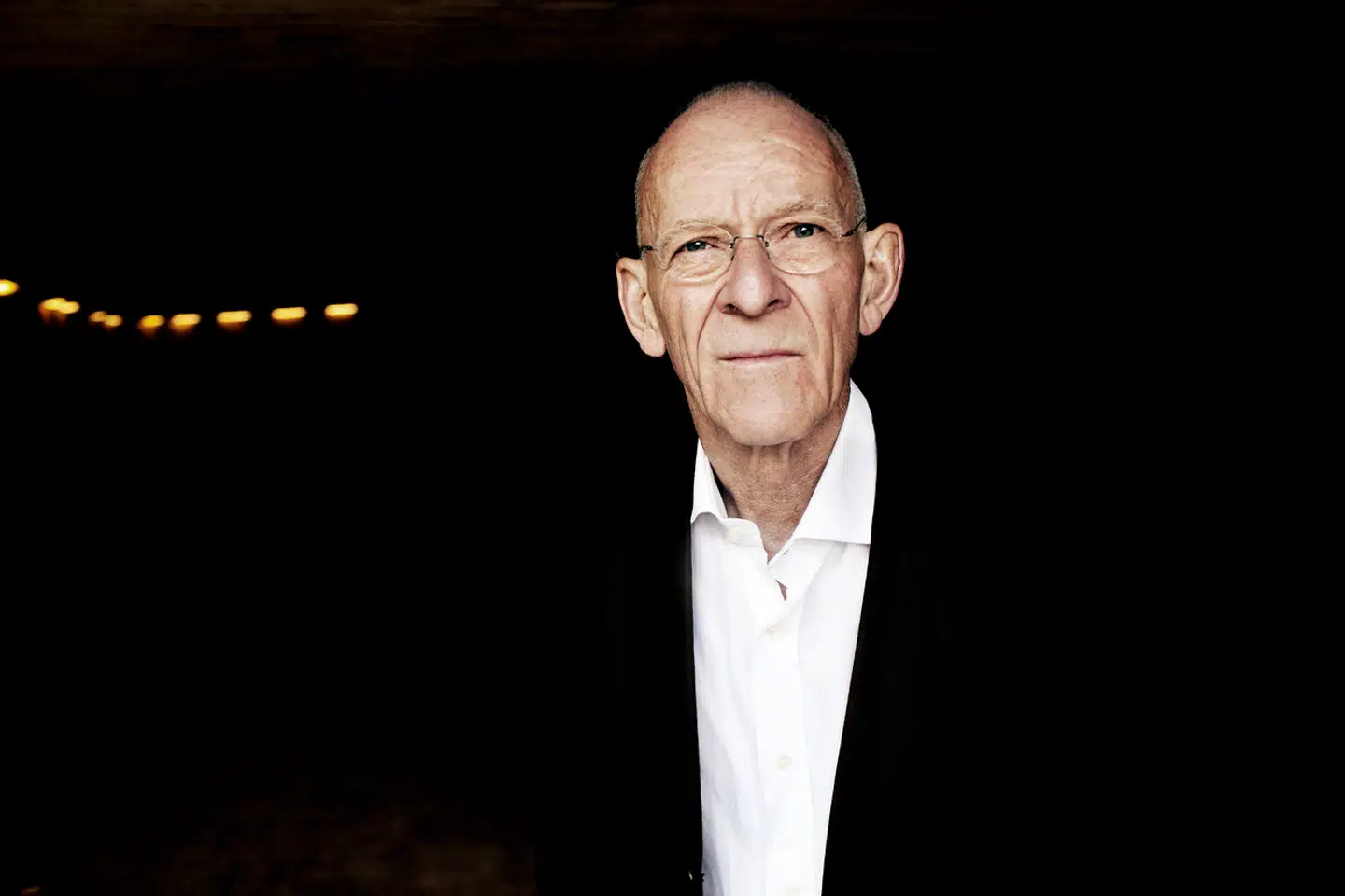 »Første gang jeg mødte ham, havde jeg ikke alene læst alt af ham, jeg havde også, på Københavns Universitet, skrevet speciale om hans, den gang langt fra fuldt udfoldede, forfatterskab. Selv veg han forfjamsket tilbage for at læse det,« skriver Iselin C. Hermann.