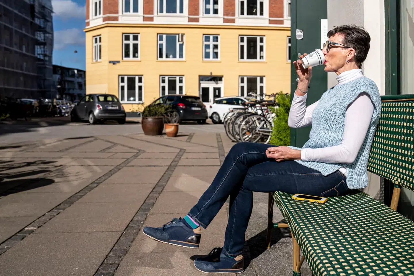 »Vi bruger enorme mængder takeawayemballage i Danmark, og forbruget er stigende. Derfor betyder det virkelig noget, hvis vi kan gøre det nemmere for både forbrugere og erhvervsliv at vælge et mere bæredygtigt alternativ tilengangsemballage,« siger Nicolaj Bang. Billedet er fra caféen Woolstock på Østerbro, torsdag den 19. marts 2020. (Foto: Niels Christian Vilmann/Ritzau Scanpix)