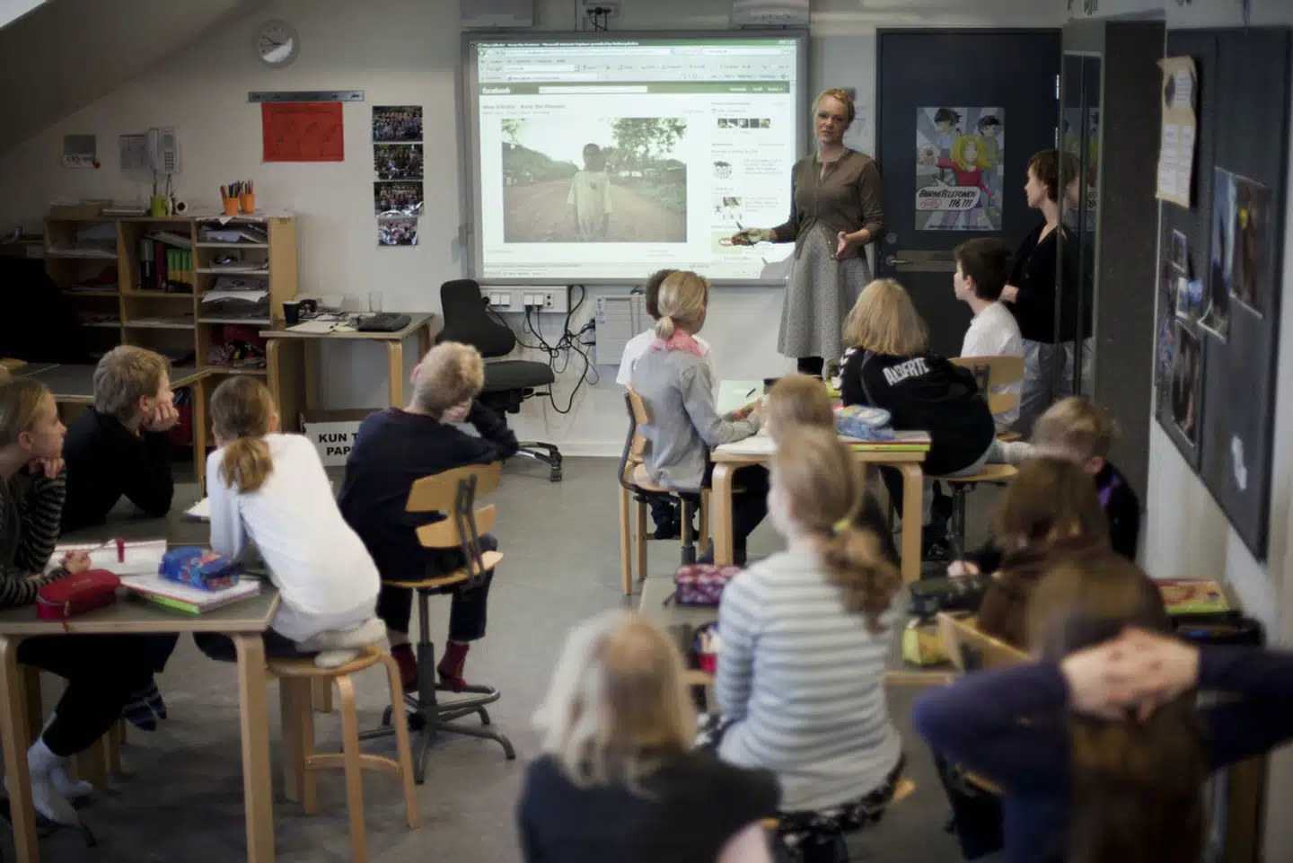 Sammen med Skole og Forældre har skoleforsker Louise Klinge udviklet materiale til skolebestyrelser, fagprofessionelle og forældre, der skal understøtte dem i at skælde mindre ud.
