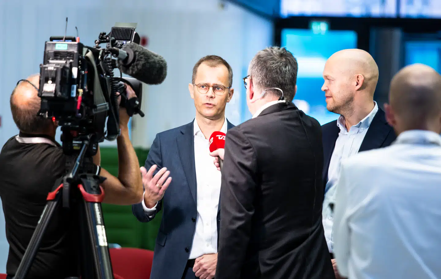 Seniorpartner i Copenhagen Infrastructure Partners (CIP) Torsten Lodberg Smed (i midten med briller) og Ørsteds regionsdirektør for Kontinentaleuropa, Rasmus Errboe (med blå skjorte og siden til), da de i oktober 2022 præsenterede den nye alliances storstilede plan om at bygge mere end fem gigawatt (GW) dansk havvind uden statsstøtte.